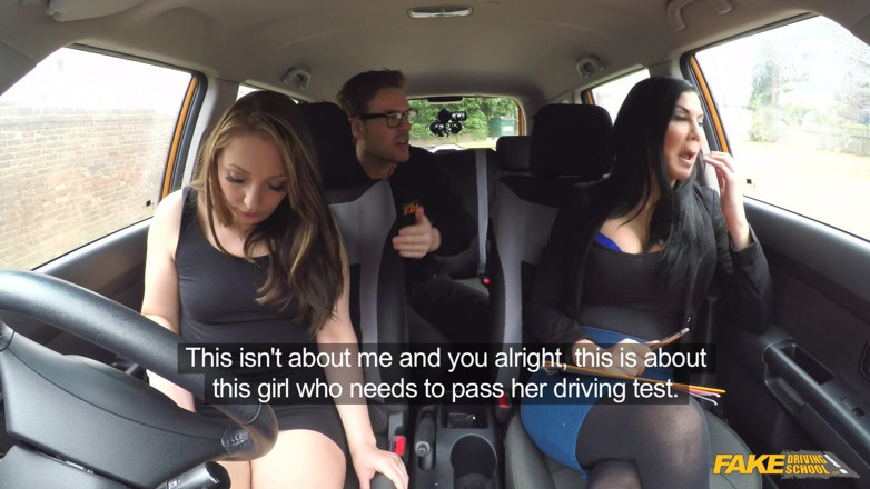 Fake Driving School: 偽の運転学校 - 誘惑的なジャスミン・ジェイがクリスタルを妨害し、その後ライアン・ライダーとの3Pで騒音のある車でのセックスと免許を交換する