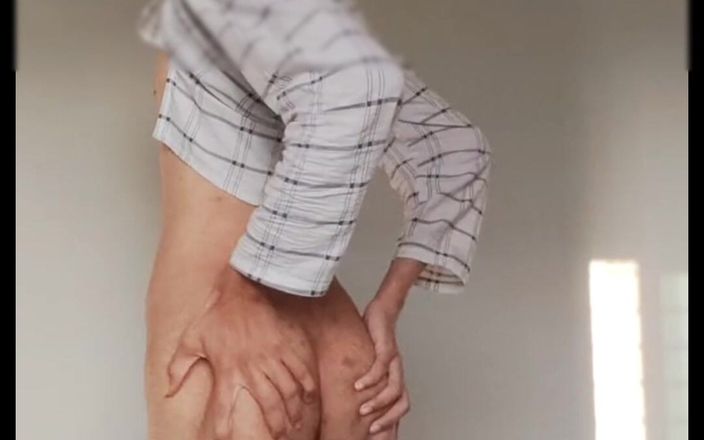 Tani: Cewek ini lagi asik muasin pantat teman sekamarnya sambil bugil