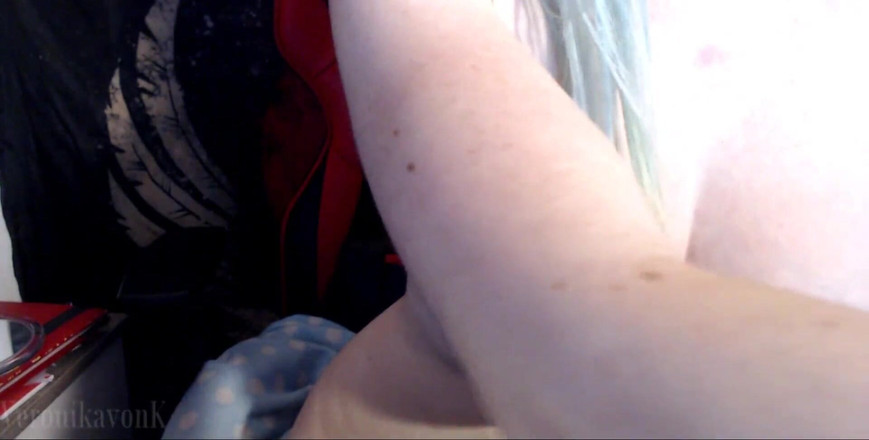 Veronikavonk: 青い髪の巨乳の女の子が彼女のタイトな濡れたマンコとディルドライドバウンス巨乳を指で触り、ファック