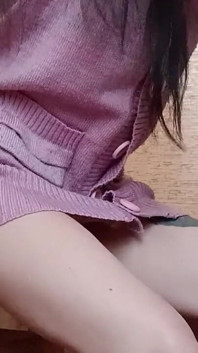 Sexo lésbico rápido en la cocina con un cinturón