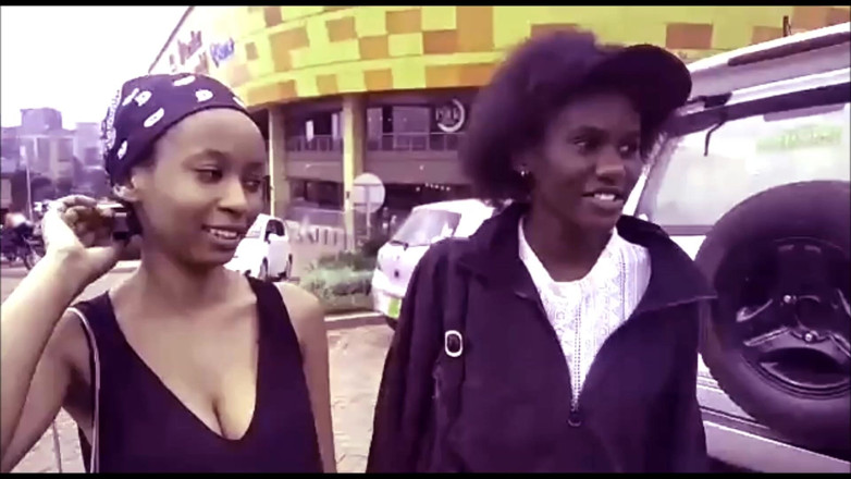 African Beauties: 서로의 몸을 사랑하는 어린 레즈