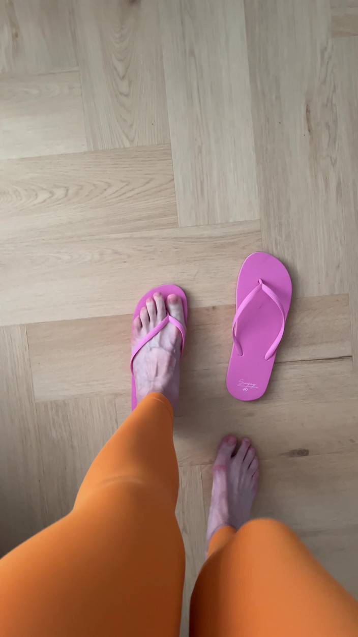 Feet: Foot Show trong dép xỏ ngón