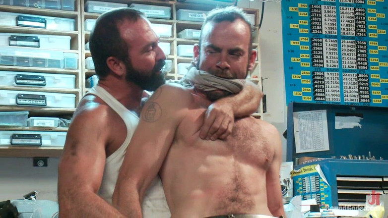 Bound gods: Persetubuhan Bondage Oli Motor di Toko Logam