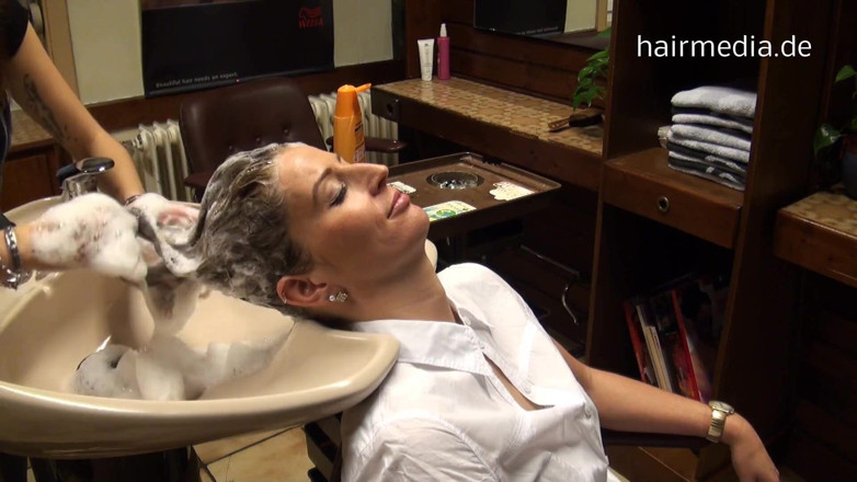 Hairsalon: milf(चोदने लायक मम्मी) Nicole Salon बाल धो रही है
