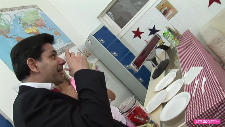 Onlyvids: Pesta seks tembusan berganda dengan si jalang dari restoran Scotland