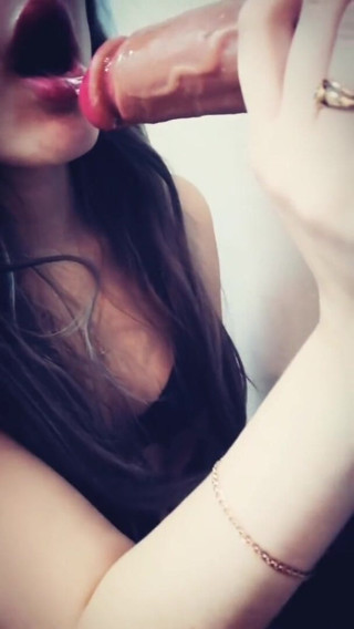 Katy Sikret: Cadela chupa um vibrador
