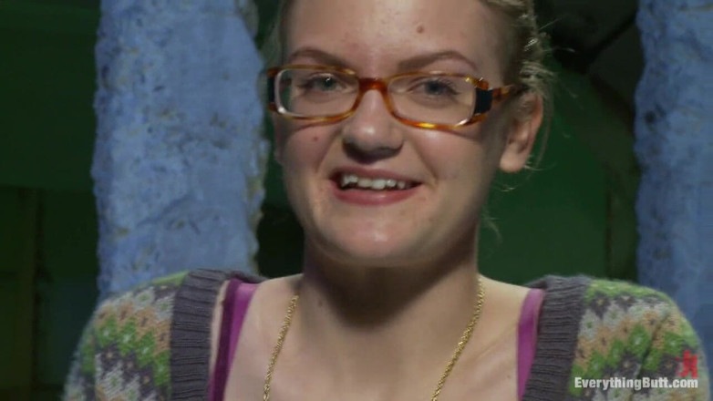 Everything Butt by Kink: Застенчивая малышка Ivy Mokhov трахает свою собственную задницу