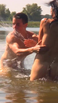 Una hermosa morena tetona invita a su novio a follar en el lago.