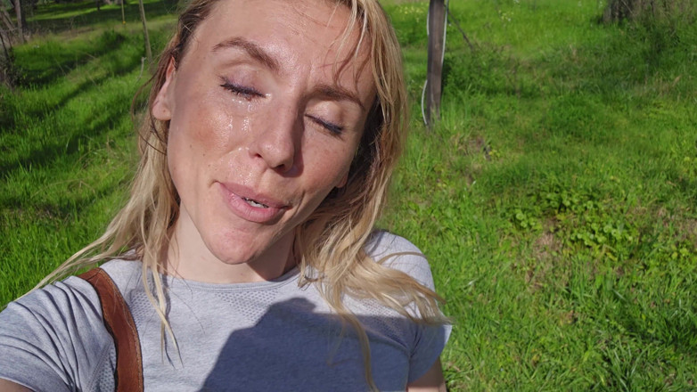 Sav Moolah: Zierliche Blondine Bekommt Massive Gesichtsbesamung Im Freien