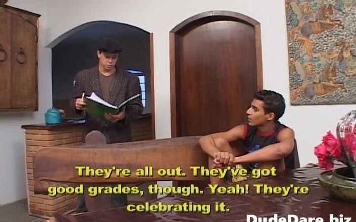 DudeDare: 教授はより良い成績のためにお尻で彼の貧しい男子学生をファック