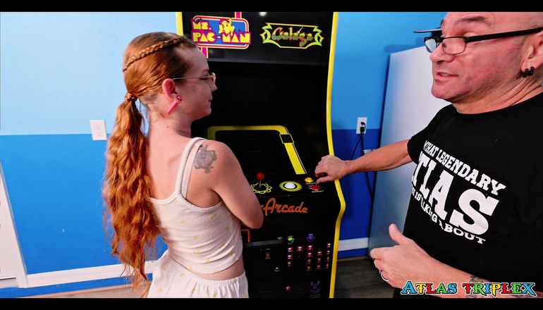 Atlas_TripleX: Nauwelijks legaal nerdy gamermeisje geneukt in de arcade