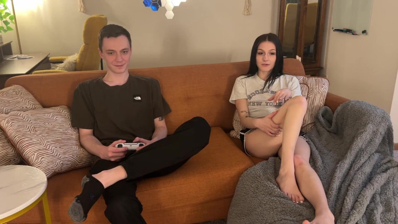 Jay Bond: Je m’habille en Tifa Lockhart pour que le copain de...