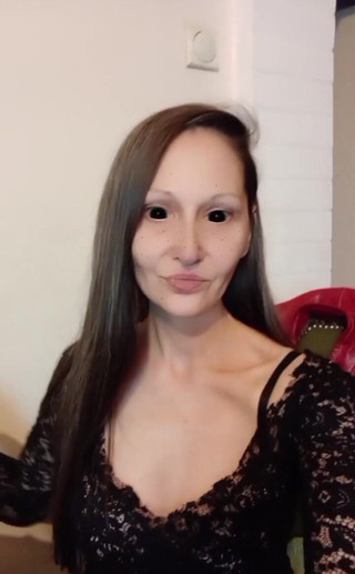 Dominatrix Redsonyja: Kdo mi pomůže rozepnout šaty, sama opravdu potřebuji pár silných rukou...