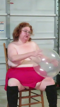 Mi culo gordo hace estallar unos enormes globos claros