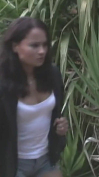 Una pareja interracial folla en la ducha al aire libre hasta que se corre en su culo