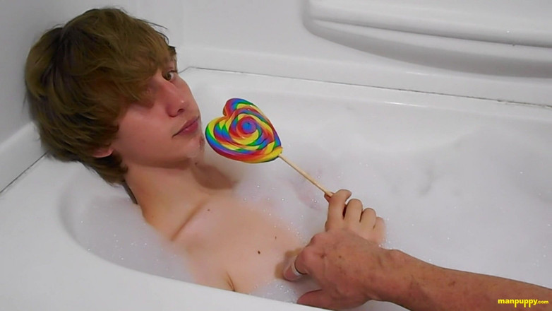 Man Puppy: Küvette yaş oyun mastürbasyonu