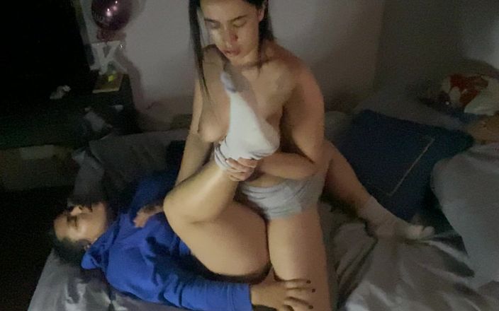 Zoe &amp; Melissa: Sex lesbian cu foarfecă înainte de a merge la culcare