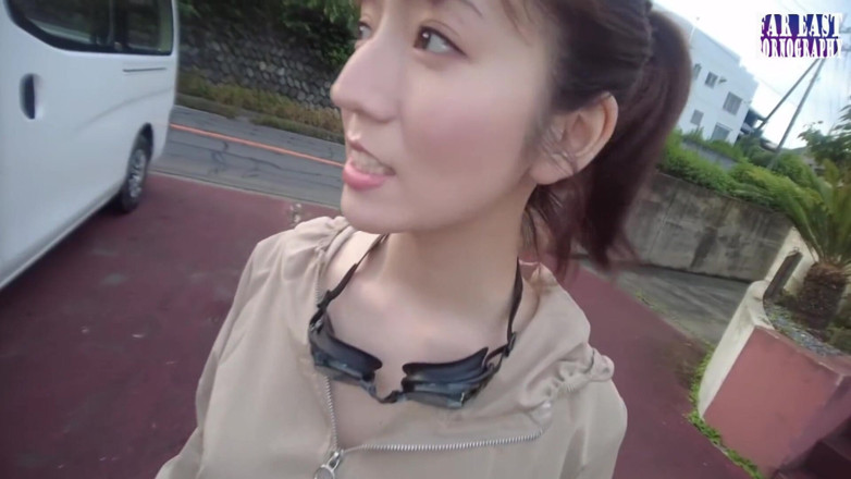 Far East pornography: Poupée comme un béat avec une taquine pâle à gros nichons...