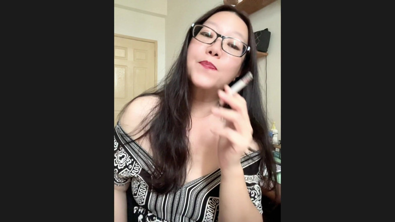 Smoking Asian: Darkside Kouření Asiatka: Kouření 3 cigarety a polykání popela v kávě