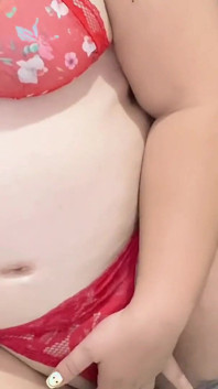 Baculatá Latinoameričanka s velkým zadkem masturbuje svou velkou sexy kundičku, když čte komentáře fanoušků o jejím zadku