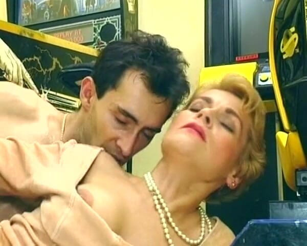 Deutsche Frauen: Pretty German Wife Fucked in the Video Game Salon