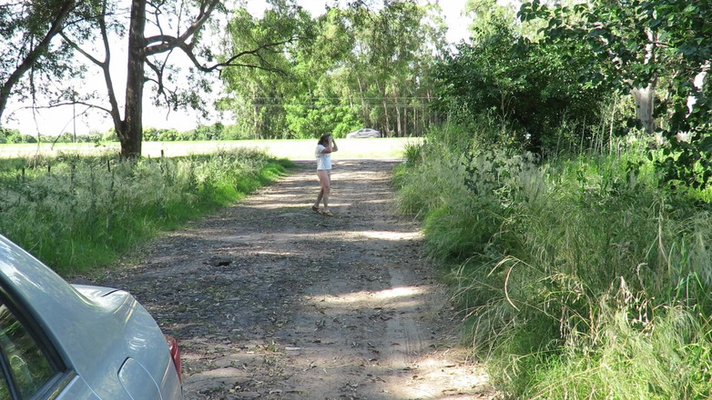 Milfcamsex: Patricia Walks...