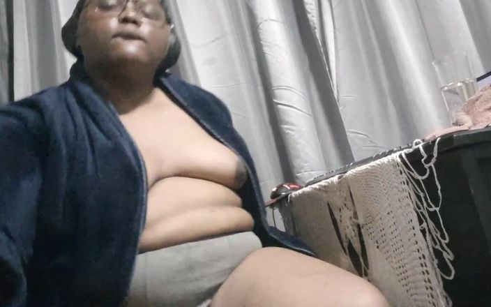 Eleasihle Esma: Grandota transgénero masturbándose