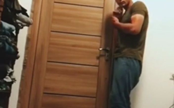 Merry Bell: Der strenge meister befiehlte dem sklaven, schmutzige turnschuhe zu lecken