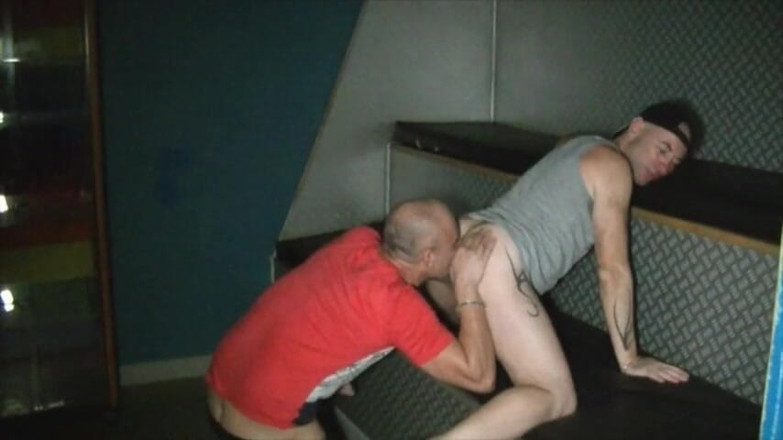 Gaybareback: 아빠의 젖탱이를 빨아
