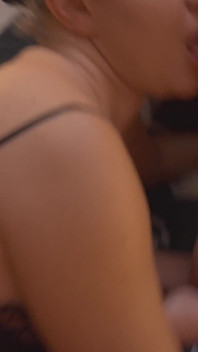 S3e7: stiefsohn erwischt zwei stiefmutter beim lesbischen sex und fickt sie im bett bis zum squirt