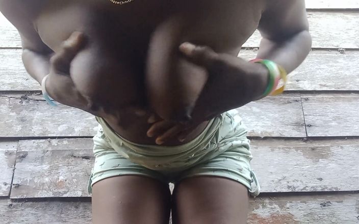 Super sexy ebony cuties: Striptease kissa utomhus gnugga fingrar min våta fitta