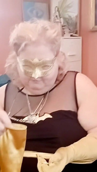 Un fétiche avec des gants satins dorés joue à la bbw