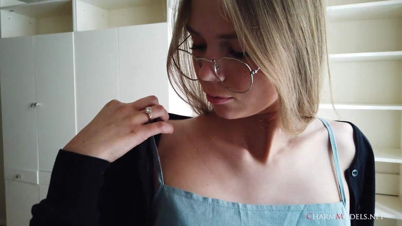 CharmModels: Сексуальна блондинка секретарка Луїза з помітним декольте відео