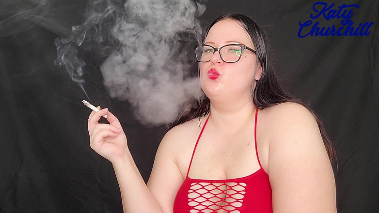 Katy Churchill: Grandota estimulando pesadamente a fumar mientras fuma en cadena