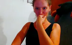 Biceps Fetiche) Eu mostro meus bíceps fortes bombeados em esportes com hematomas depois de Bolba em treinamento em um vestido preto