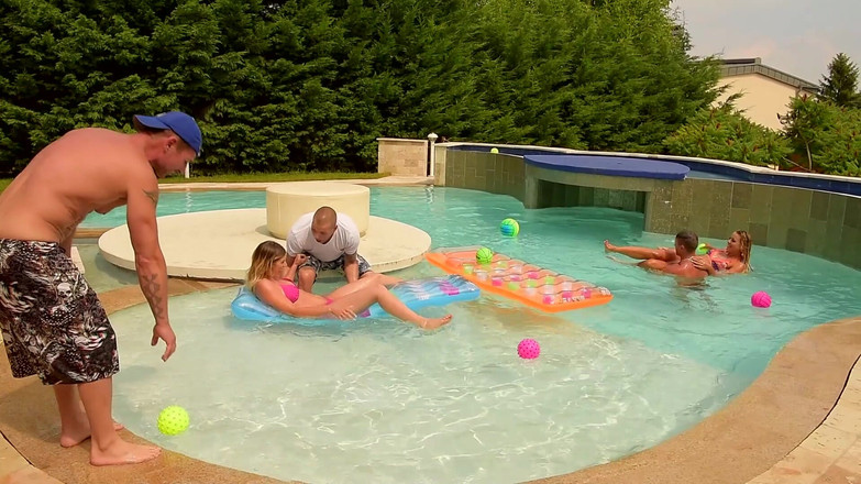 Pornos and Movies with big Huge and GangBang: Blond gruppknull vid poolen med flera kukar
