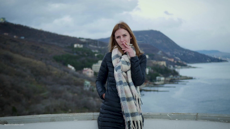 Russian Smokers: Moment de fumée côtière, brise tranquille, vue panoramique