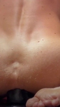 Une grosse bite noire s’enfile un gode pieds nus
