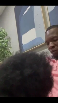 Une Haïtienne suce une bite