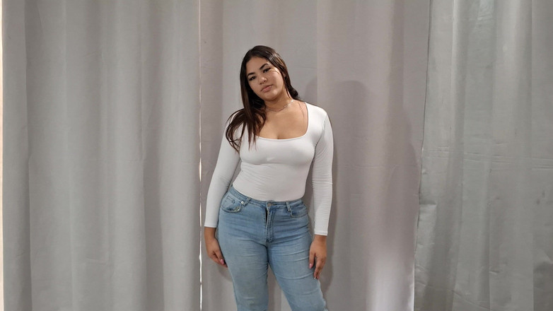 SugarPose: Chloe und posiert für die kamera