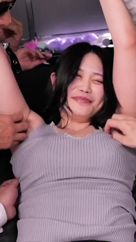 묶인 거유 소녀, 간지럽히고, 야생 난교