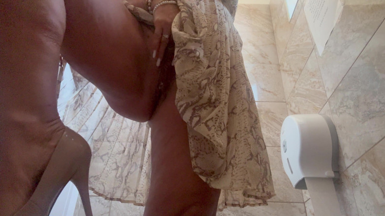 Step Mommy: Seksowna milf Michelle przybywa do biura napalona i pociera swoją...