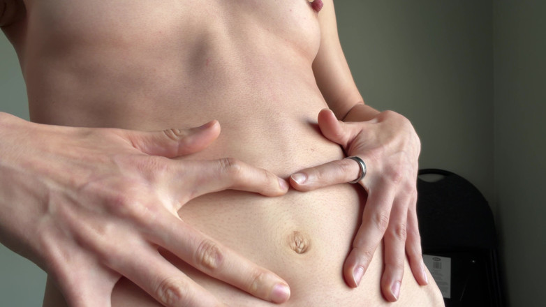 Ms_Emmy_Lynn: Lonceng perut cewek kurus ini - close up