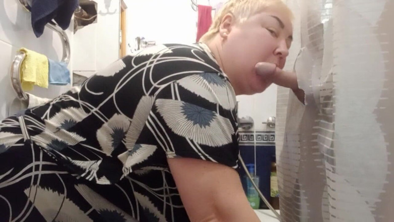 Zona901: Membuat blowjob di bilik air.