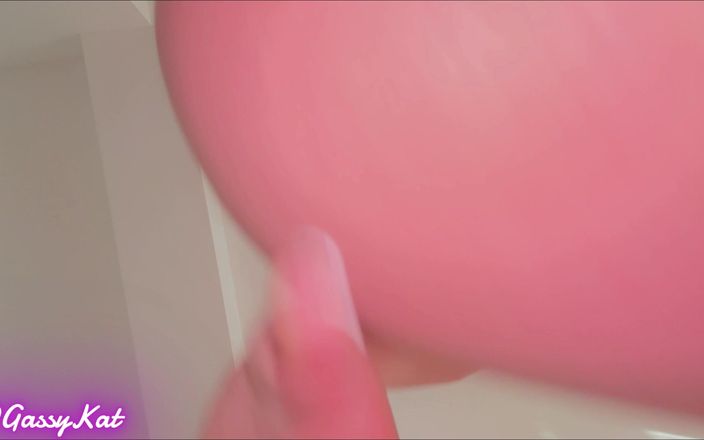 GassyKat: POV ansikte sittande pruttar