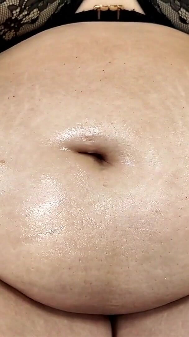 Close-up Big Belly Play (Sydney screams fetish)