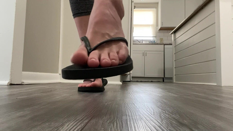 footivities: 자연의 발에 매달려 플립 플롭 모델링 및 매달려