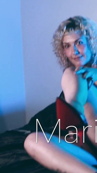 Adoração ao pé e masturbação quente com a rainha Marilou
