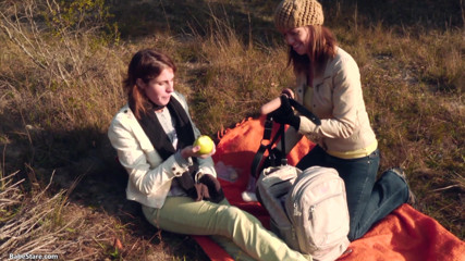 Lesbian Babe Stare: मैं स्ट्रैप-ऑन लाया: पिकनिक पर लेस्बियनों ने कुछ जोखिम भरा मज़ा लेने का फैसला किया
