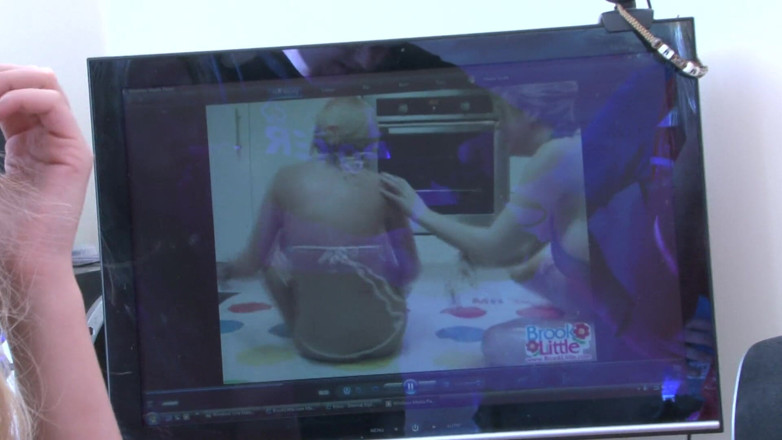 A Lesbian World: Cewek-cewek seksi ini lagi asik nonton di belakang panggung dan...